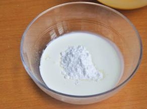 淡奶油中加入糖粉。