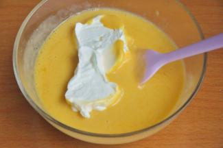 加入一半的奶油，混合均匀。