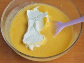 加入一半的奶油，混合均匀。