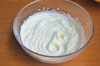 低速打发，奶油打发到7成状态，奶油有淡淡的纹路。