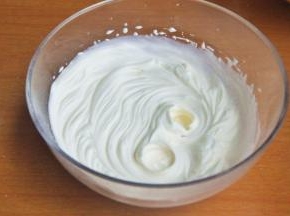 低速打发，奶油打发到7成状态，奶油有淡淡的纹路。