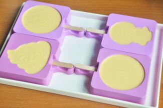 雪糕模中插入木棍，倒入雪糕糊，配方的量刚好可以装5个。