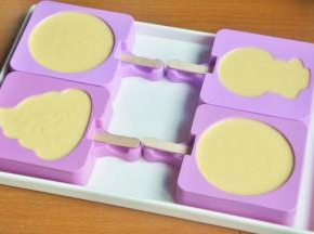 雪糕模中插入木棍，倒入雪糕糊，配方的量刚好可以装5个。