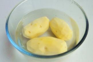 将土豆去皮洗净。