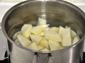 放入锅中煮5分钟，让土豆的外围变软，这样烤出来的土豆外脆内软。煮土豆的时候，可加入一小勺盐，