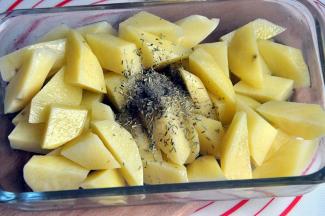 倒入适量的黑胡椒和迷迭香，量根据自己的口味，喜欢清淡就少放一些，味重就多放一些。