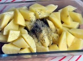 倒入适量的黑胡椒和迷迭香，量根据自己的口味，喜欢清淡就少放一些，味重就多放一些。