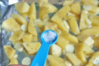 在土豆的表面均匀撒盐。