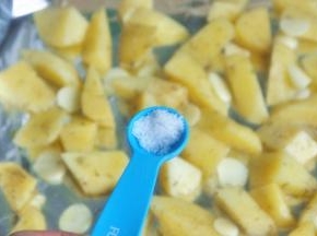 在土豆的表面均匀撒盐。