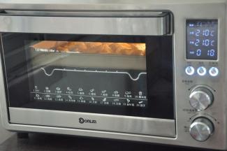 放入提前预热的烤箱，210度18分钟。