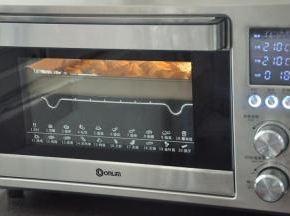 放入提前预热的烤箱，210度18分钟。