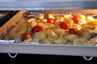 烤了13分钟后，放入几个番茄，继续烤完剩下的5分钟。外焦里嫩，就可取出了，如果不够，就要多增加烘烤时间，时间还是要根据土豆块的大小调整。