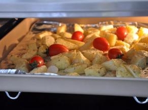 烤了13分钟后，放入几个番茄，继续烤完剩下的5分钟。外焦里嫩，就可取出了，如果不够，就要多增加烘烤时间，时间还是要根据土豆块的大小调整。