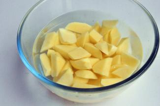 滚刀切成大小适中的块。