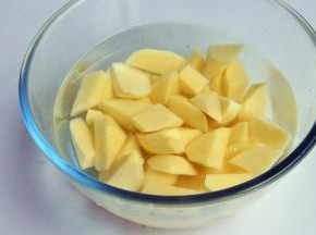 滚刀切成大小适中的块。