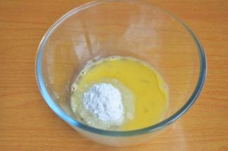 将玉米油、鸡蛋、糖粉搅拌均匀。