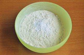 将藜麦糕点粉、小苏打、泡打粉混合均匀。