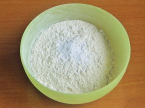 将藜麦糕点粉、小苏打、泡打粉混合均匀。