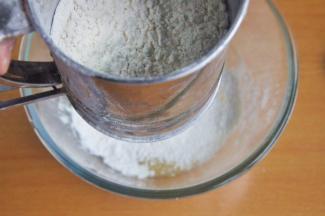 将粉类筛入打蛋盆中。