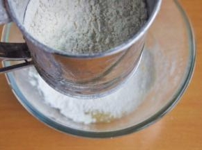 将粉类筛入打蛋盆中。