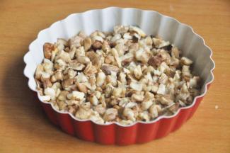 准备核桃碎，份量可以根据自身的喜好增减。