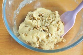 将核桃碎与面团混合均匀。