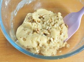 将核桃碎与面团混合均匀。