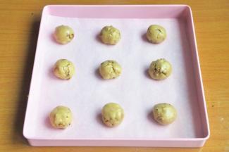 均分成9个小面团，搓成小圆球。