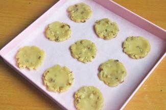 放入提前预热的烤箱中，170度20分钟。