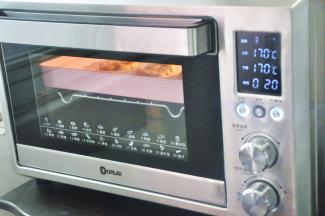 放入提前预热的烤箱中，170度20分钟。