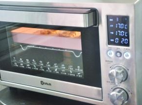 放入提前预热的烤箱中，170度20分钟。