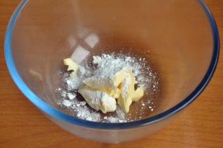 将黄油进行室温软化后，加入糖粉。