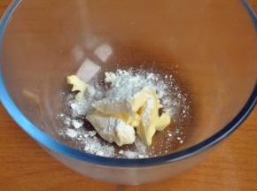 将黄油进行室温软化后，加入糖粉。