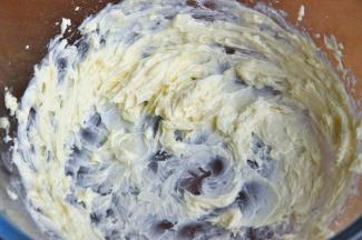 打发至黄油体积膨大，有清晰纹路。