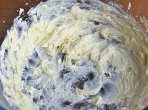 打发至黄油体积膨大，有清晰纹路。