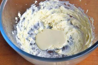 倒入一半的炼奶，让蛋清与黄油充分打发。