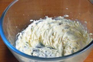 倒入剩下的炼奶，打发至蓬松发白。