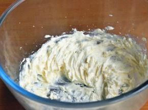 倒入剩下的炼奶，打发至蓬松发白。