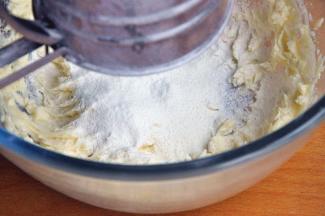 筛入低筋面粉。