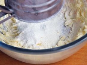 筛入低筋面粉。