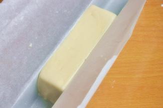 准备一张油纸，把饼干团放到油纸上，借助饼干模具进行整理，放入冰箱冷冻2小时。