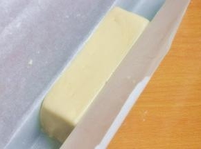 准备一张油纸，把饼干团放到油纸上，借助饼干模具进行整理，放入冰箱冷冻2小时。