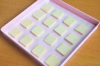 将冷冻好的饼干团，切成0.7cm左右的厚片，放入烤盘中。