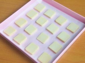 将冷冻好的饼干团，切成0.7cm左右的厚片，放入烤盘中。