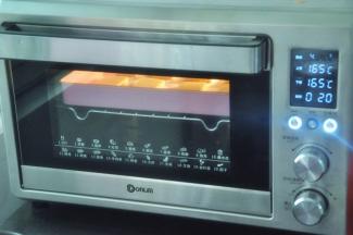 放入预热好的烤箱165度，20分钟表面上色即可取出。