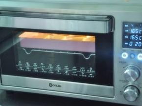 放入预热好的烤箱165度，20分钟表面上色即可取出。
