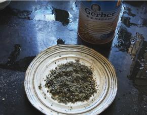 将核桃和芝麻磨成粉