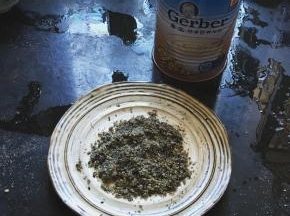 将核桃和芝麻磨成粉