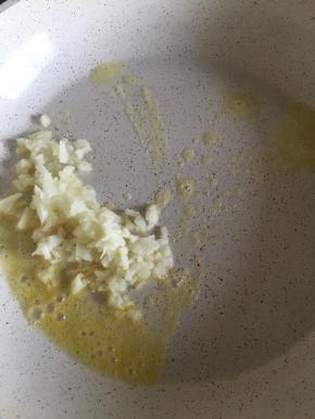 不粘锅内放入20g黄油，融化后加入蒜末炒香