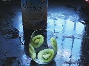 将猕猴桃切薄片贴在杯壁上